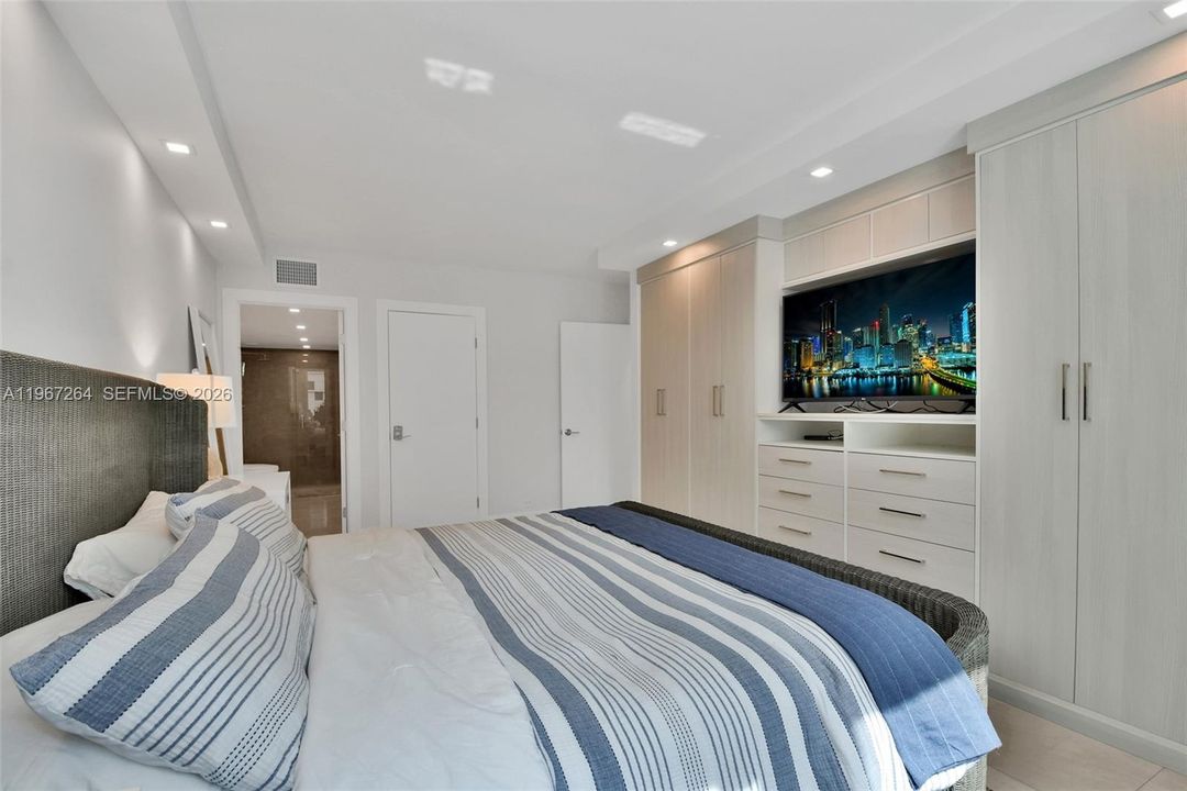 For Sale: $1,250,000 (1 beds, 2 baths, 960 Square Feet)