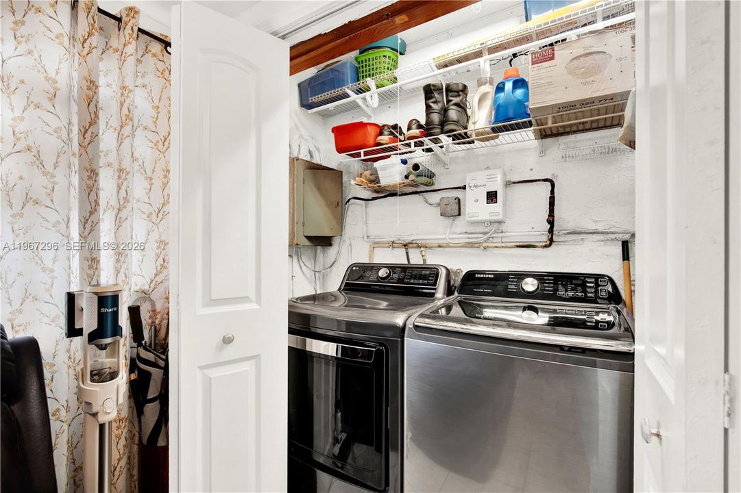 For Sale: $360,000 (2 beds, 1 baths, 937 Square Feet)