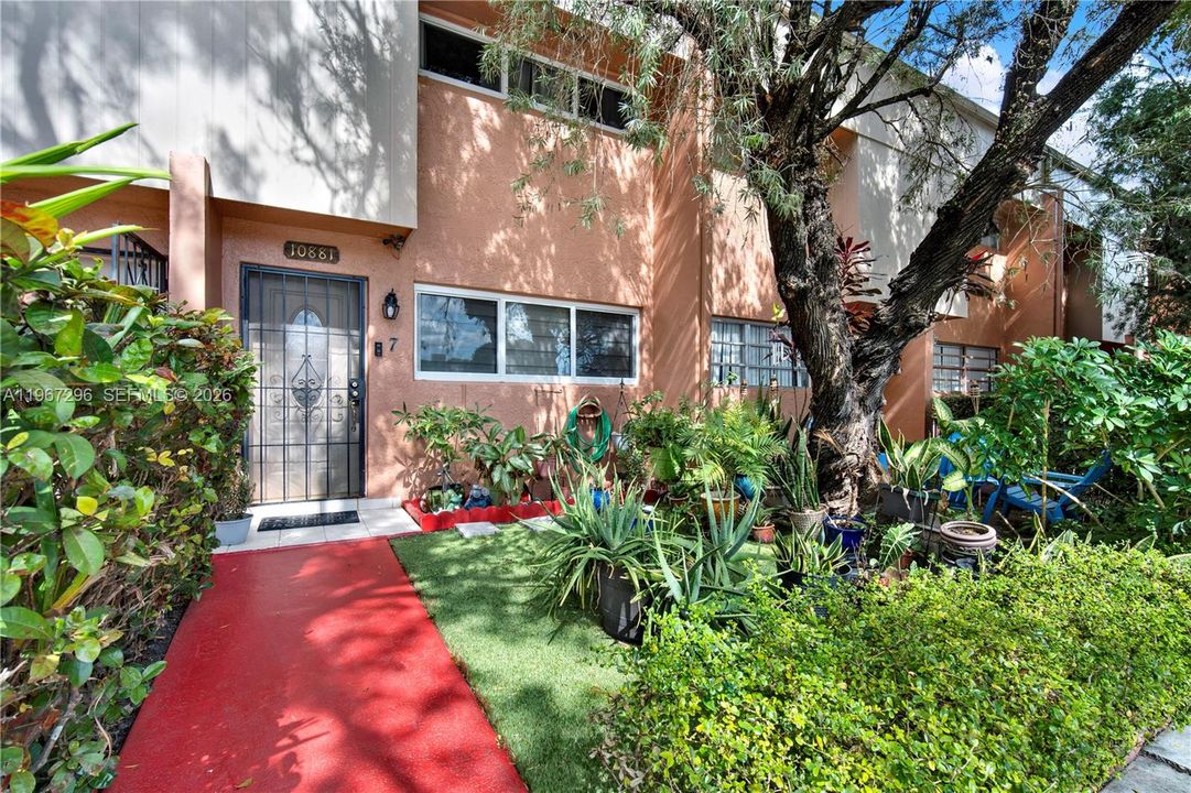 For Sale: $360,000 (2 beds, 1 baths, 937 Square Feet)