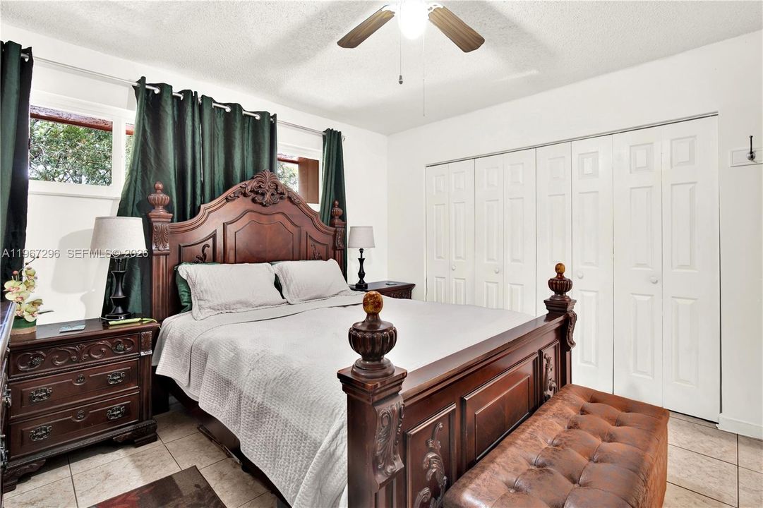 For Sale: $360,000 (2 beds, 1 baths, 937 Square Feet)