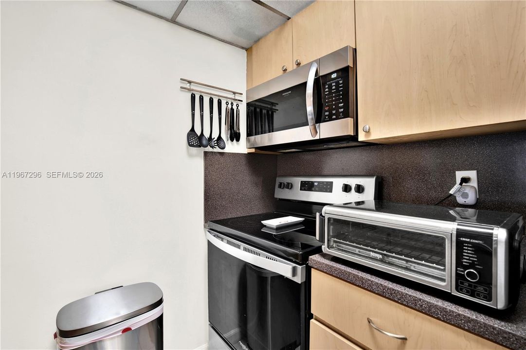 For Sale: $360,000 (2 beds, 1 baths, 937 Square Feet)