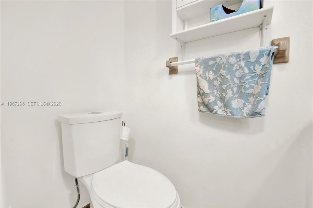 For Sale: $360,000 (2 beds, 1 baths, 937 Square Feet)