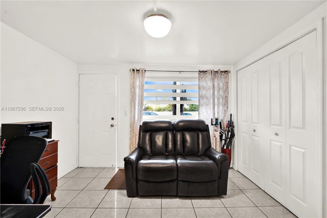 For Sale: $360,000 (2 beds, 1 baths, 937 Square Feet)