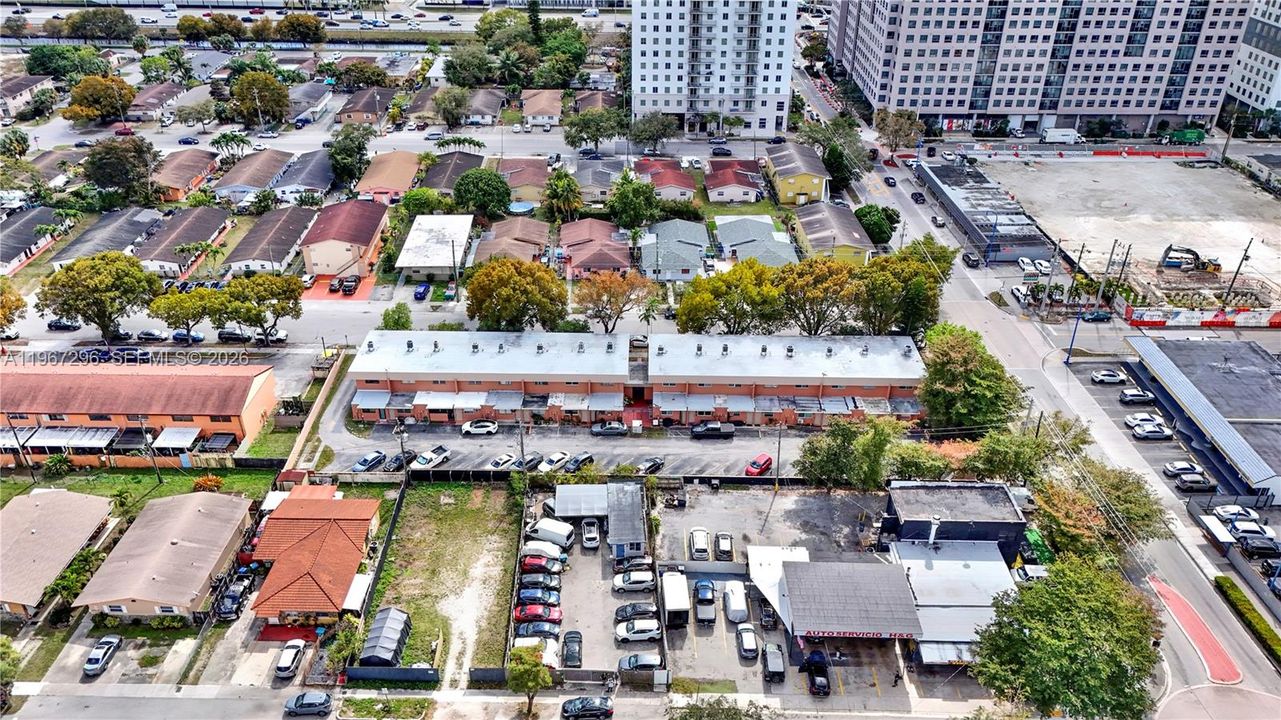 For Sale: $360,000 (2 beds, 1 baths, 937 Square Feet)