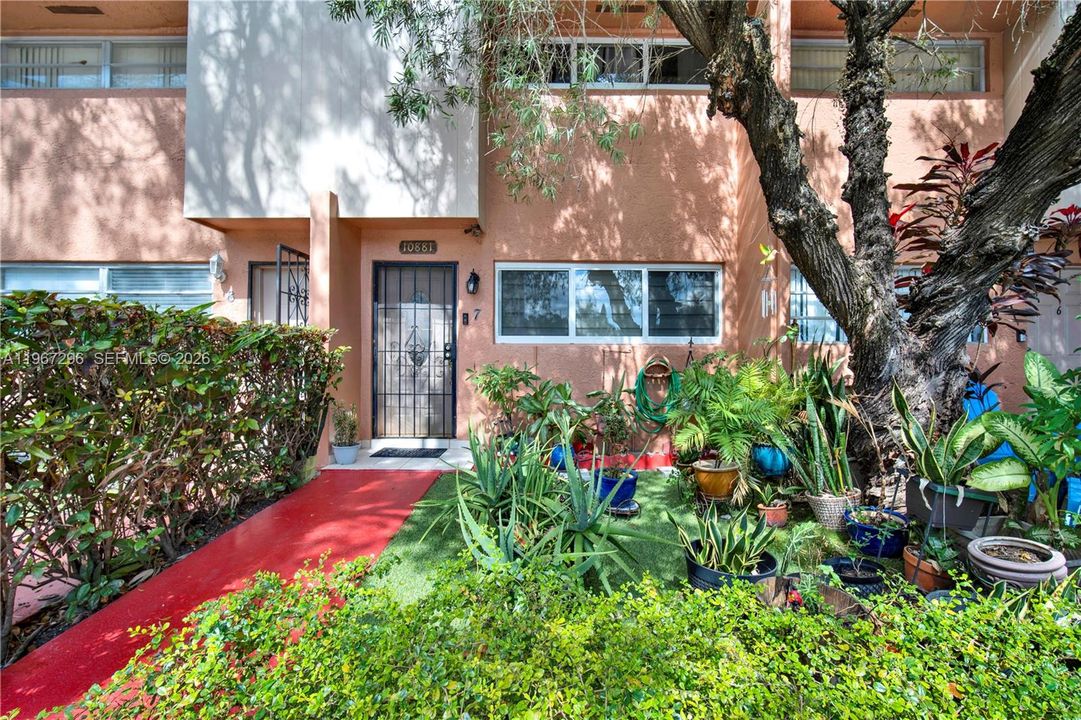 For Sale: $360,000 (2 beds, 1 baths, 937 Square Feet)