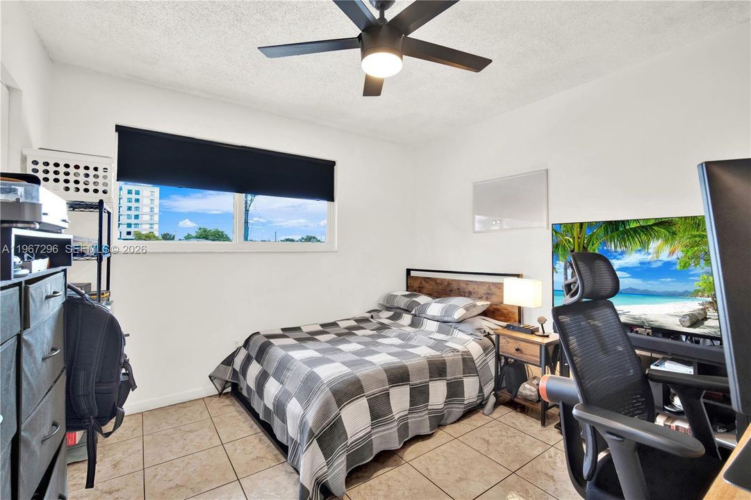 For Sale: $360,000 (2 beds, 1 baths, 937 Square Feet)