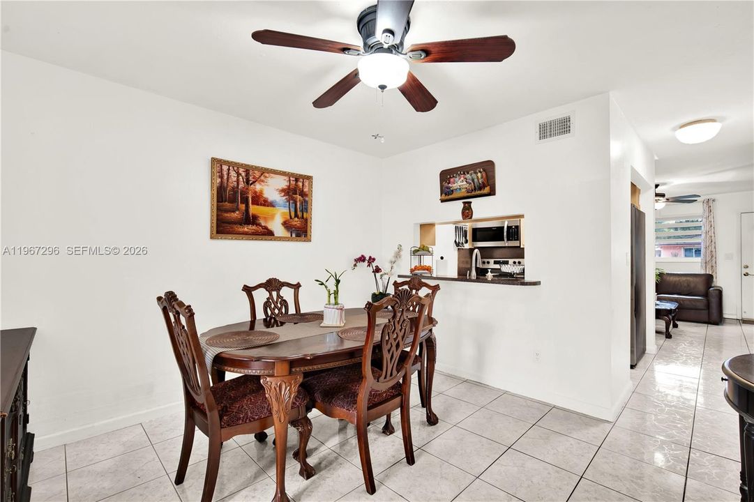 For Sale: $360,000 (2 beds, 1 baths, 937 Square Feet)