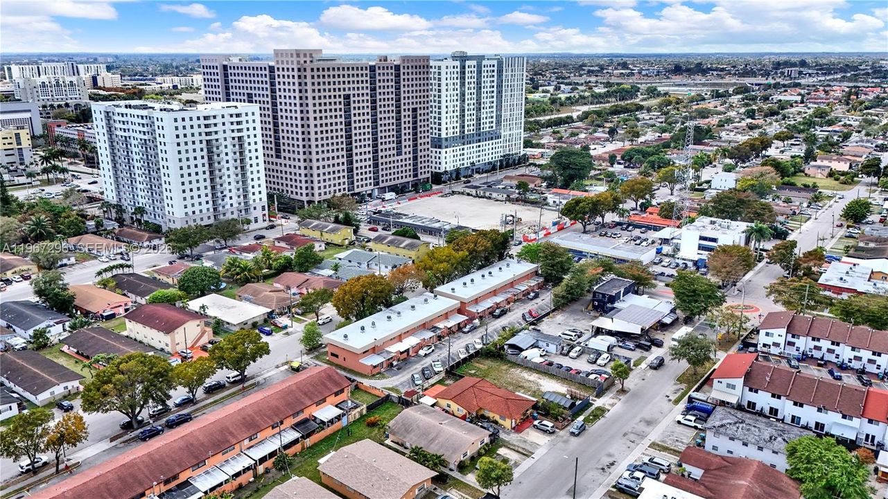 For Sale: $360,000 (2 beds, 1 baths, 937 Square Feet)