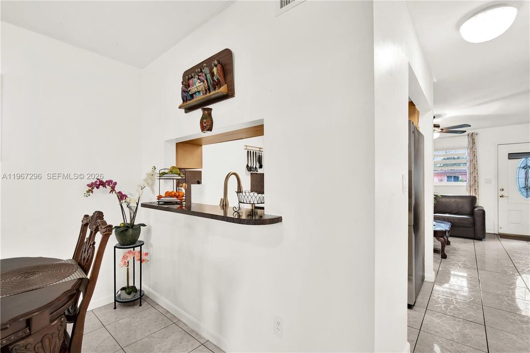 For Sale: $360,000 (2 beds, 1 baths, 937 Square Feet)