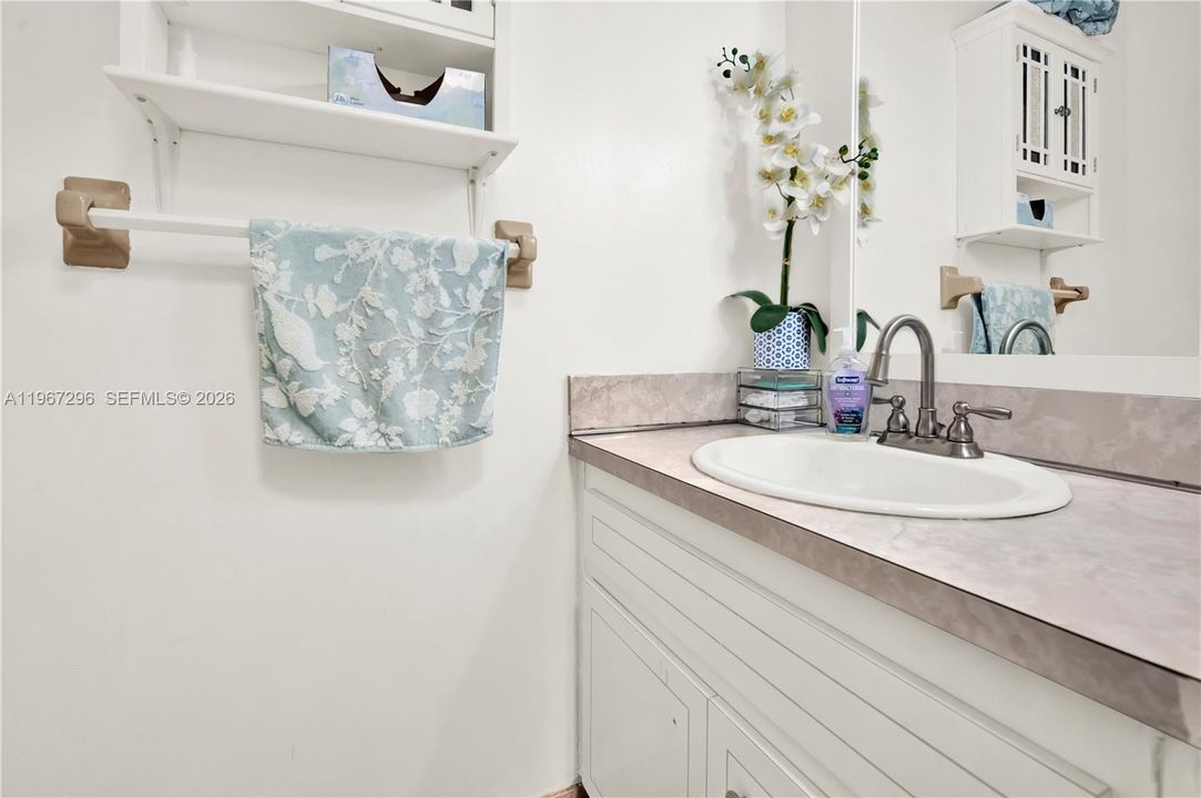 For Sale: $360,000 (2 beds, 1 baths, 937 Square Feet)