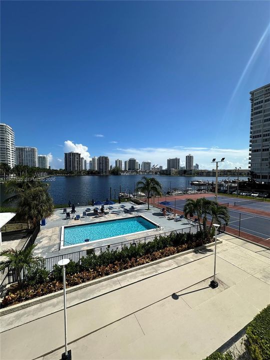 For Sale: $190,000 (1 beds, 1 baths, 873 Square Feet)