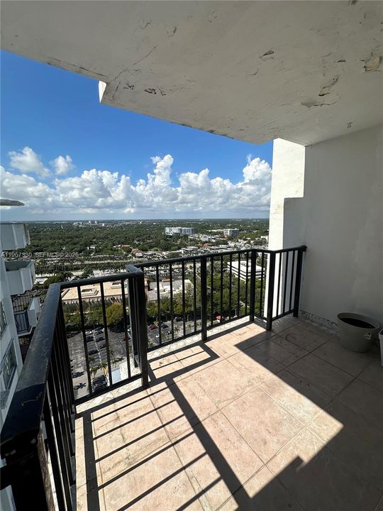 For Sale: $190,000 (1 beds, 1 baths, 873 Square Feet)