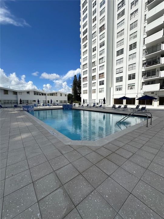 For Sale: $190,000 (1 beds, 1 baths, 873 Square Feet)