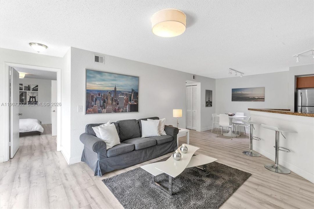 Activo con contrato: $270,000 (2 camas, 2 baños, 1065 Pies cuadrados)