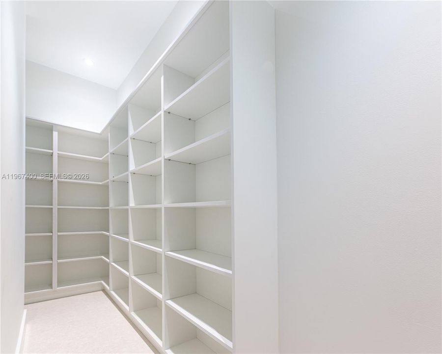 Vendido Recientemente: $2,600,000 (4 camas, 3 baños, 3991 Pies cuadrados)