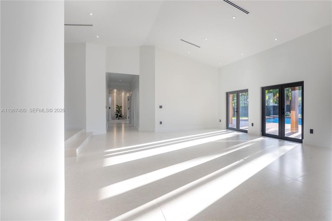 Vendido Recientemente: $2,600,000 (4 camas, 3 baños, 3991 Pies cuadrados)