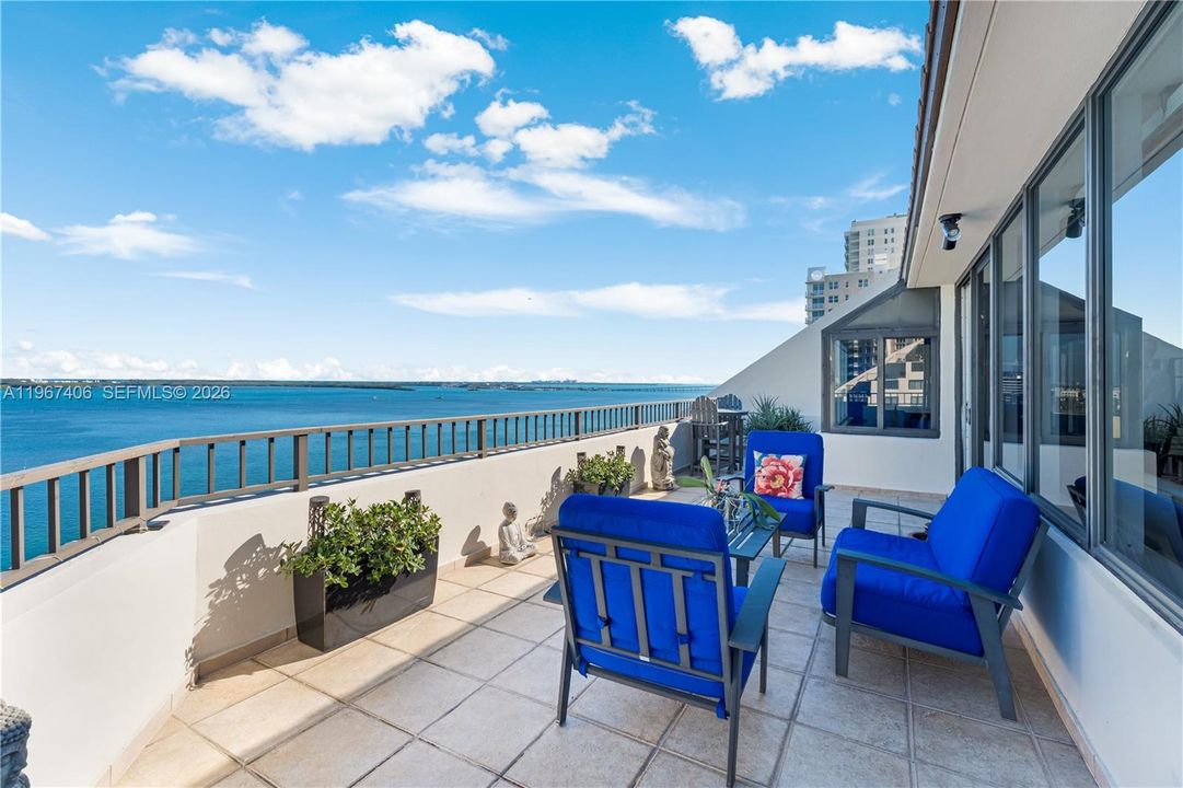 Под контрактом: $1,475,000 (2 спален, 2 ванн, 2124 Квадратных фут)