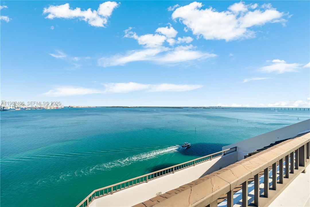 Под контрактом: $1,475,000 (2 спален, 2 ванн, 2124 Квадратных фут)