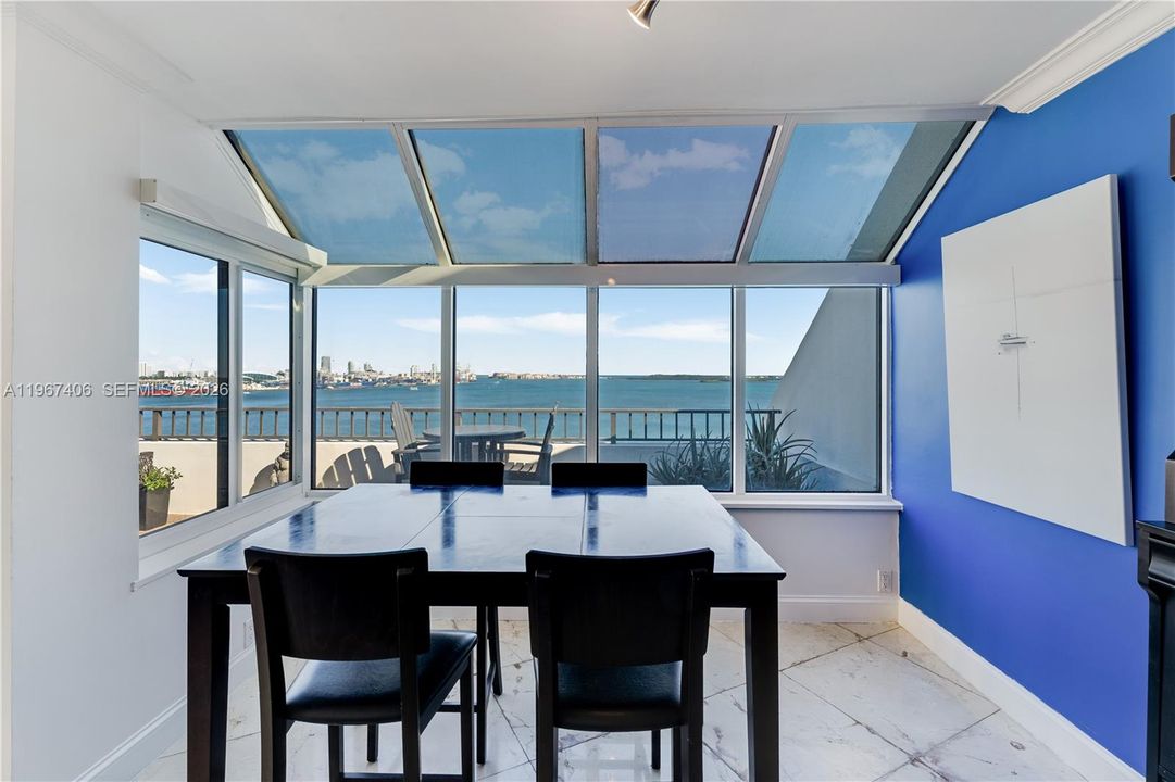 Под контрактом: $1,475,000 (2 спален, 2 ванн, 2124 Квадратных фут)