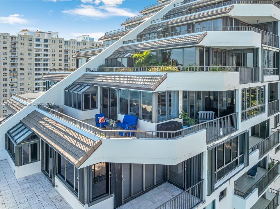 Под контрактом: $1,475,000 (2 спален, 2 ванн, 2124 Квадратных фут)