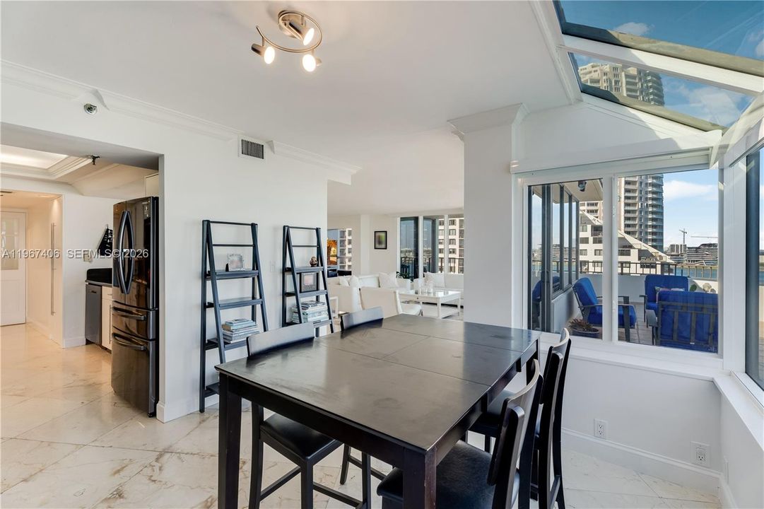 Под контрактом: $1,475,000 (2 спален, 2 ванн, 2124 Квадратных фут)