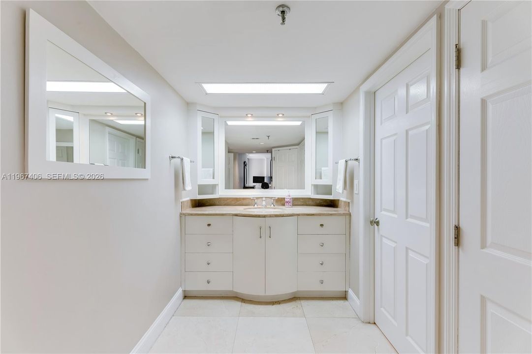 Под контрактом: $1,475,000 (2 спален, 2 ванн, 2124 Квадратных фут)