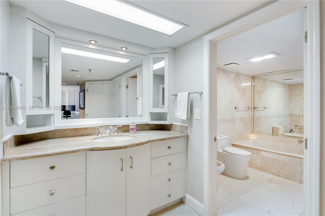 Под контрактом: $1,475,000 (2 спален, 2 ванн, 2124 Квадратных фут)