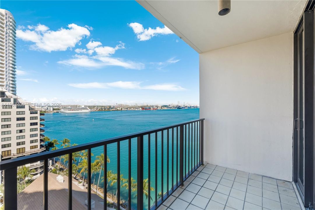 Под контрактом: $1,475,000 (2 спален, 2 ванн, 2124 Квадратных фут)