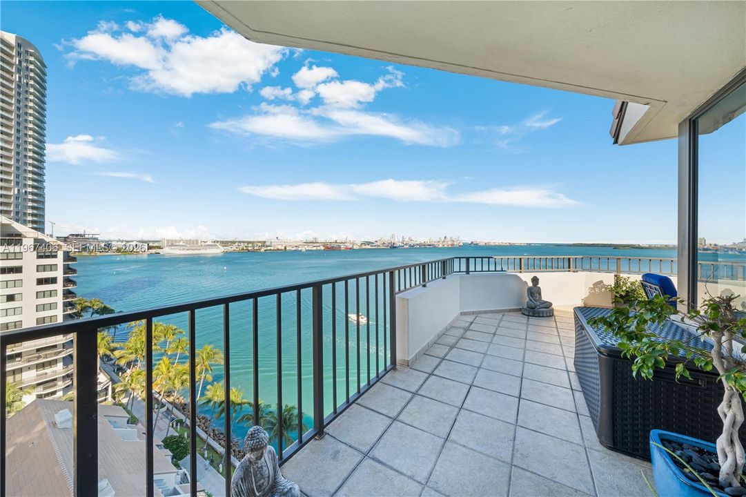 Под контрактом: $1,475,000 (2 спален, 2 ванн, 2124 Квадратных фут)