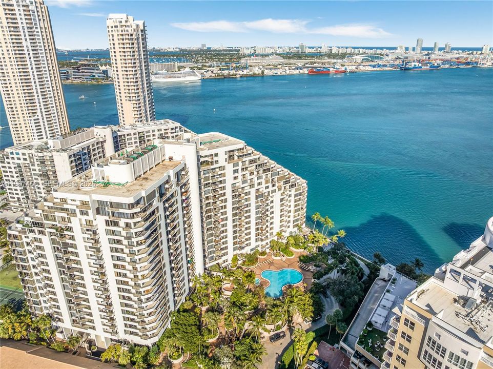 Под контрактом: $1,475,000 (2 спален, 2 ванн, 2124 Квадратных фут)