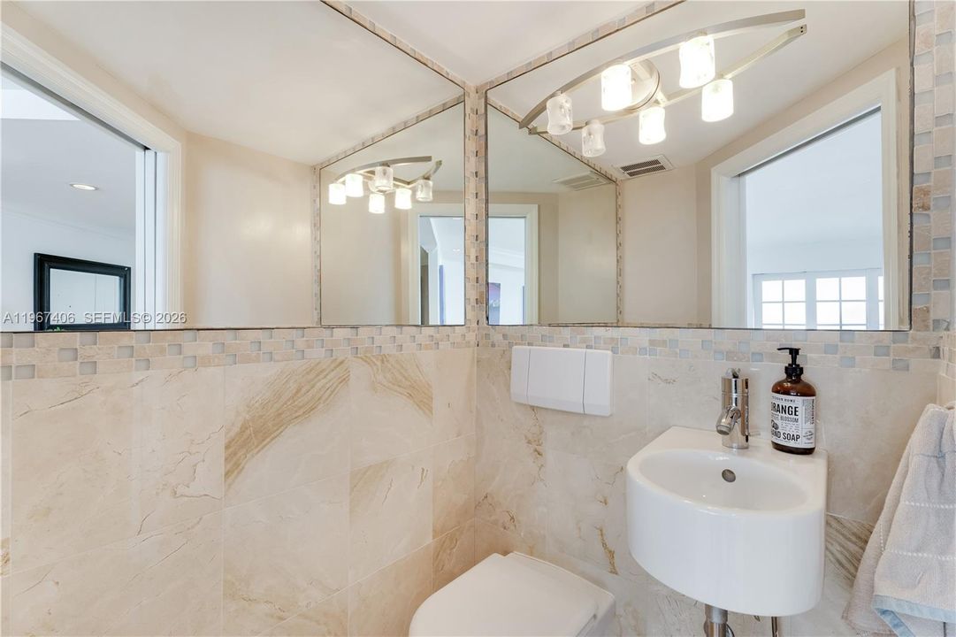 Под контрактом: $1,475,000 (2 спален, 2 ванн, 2124 Квадратных фут)