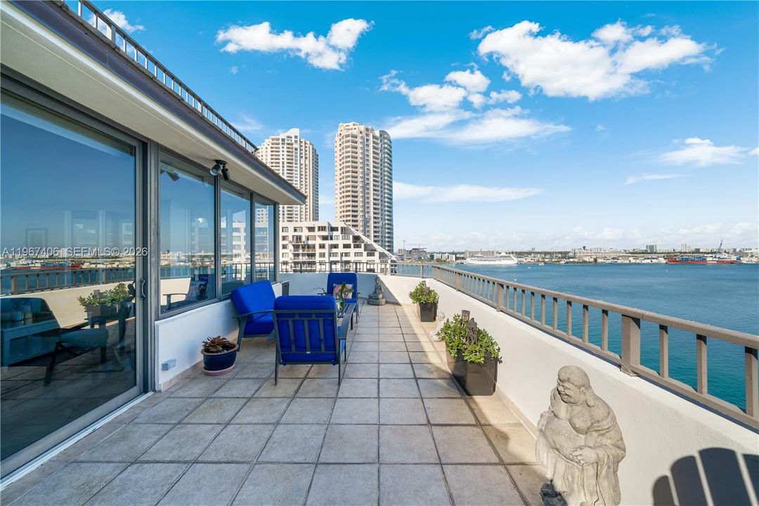 Под контрактом: $1,475,000 (2 спален, 2 ванн, 2124 Квадратных фут)