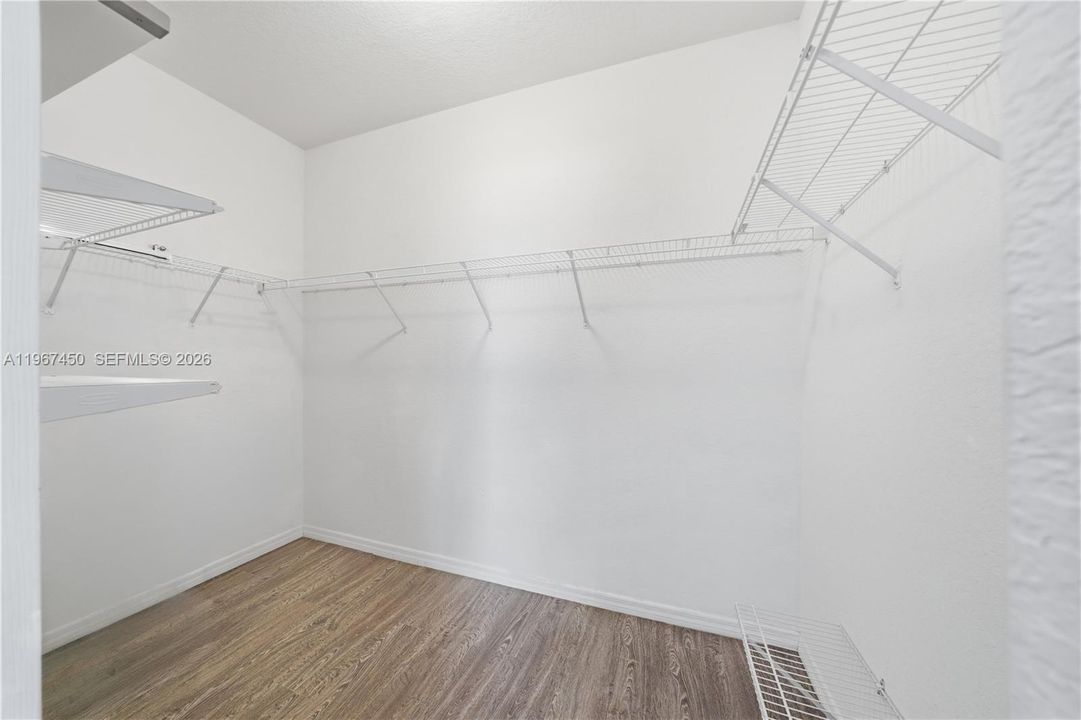 На продажу: $305,000 (4 спален, 2 ванн, 1864 Квадратных фут)