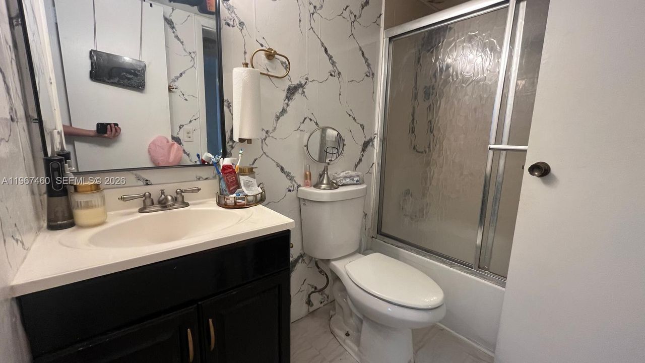 For Sale: $143,000 (1 beds, 1 baths, 658 Square Feet)