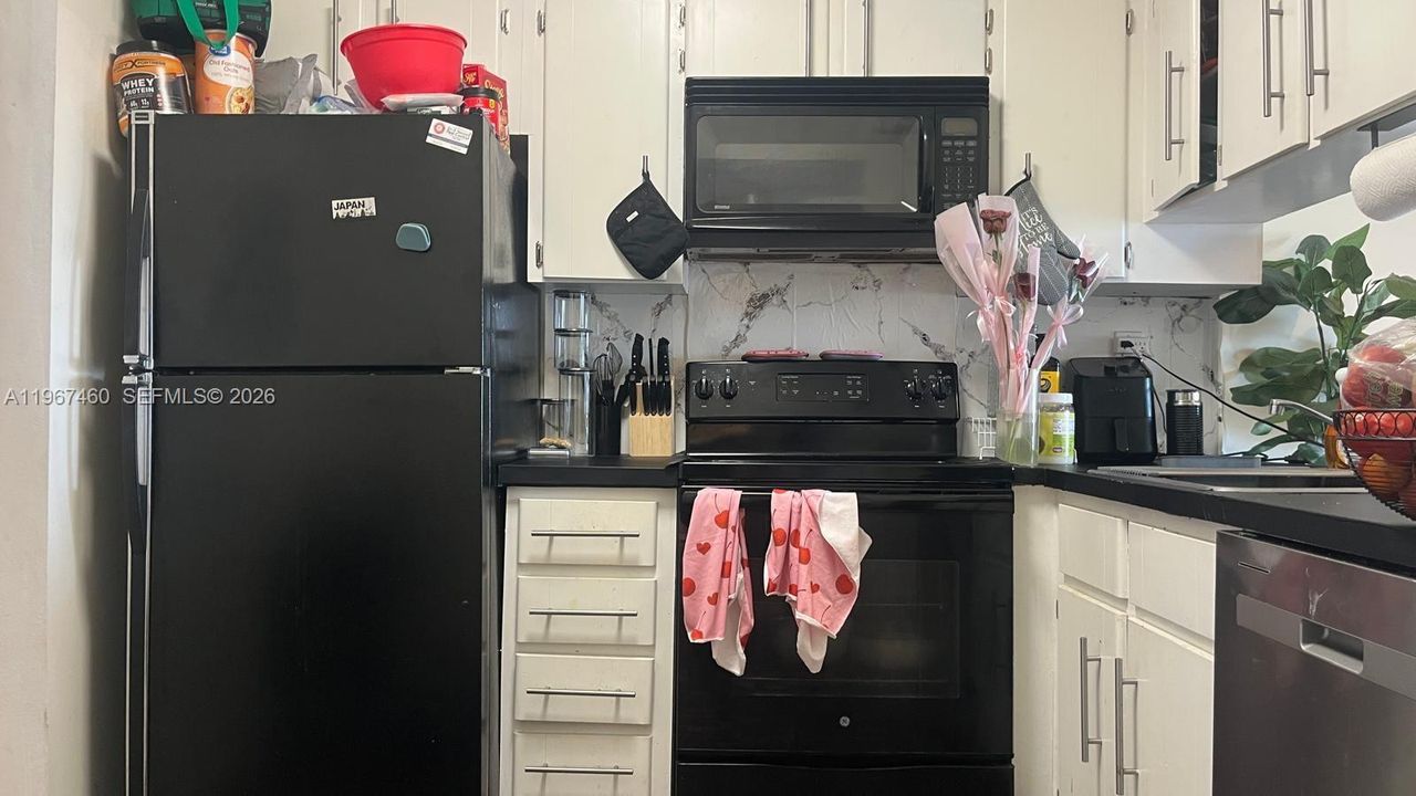 For Sale: $143,000 (1 beds, 1 baths, 658 Square Feet)