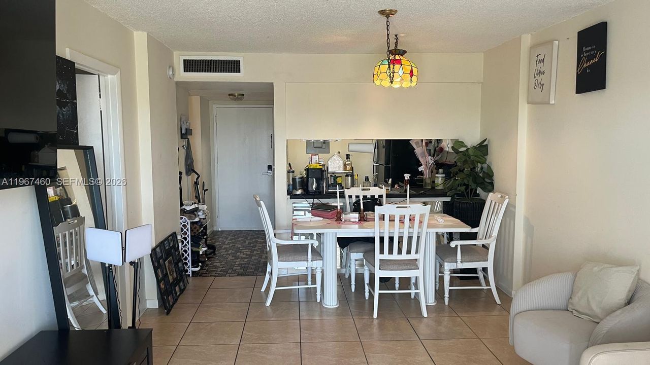 For Sale: $143,000 (1 beds, 1 baths, 658 Square Feet)