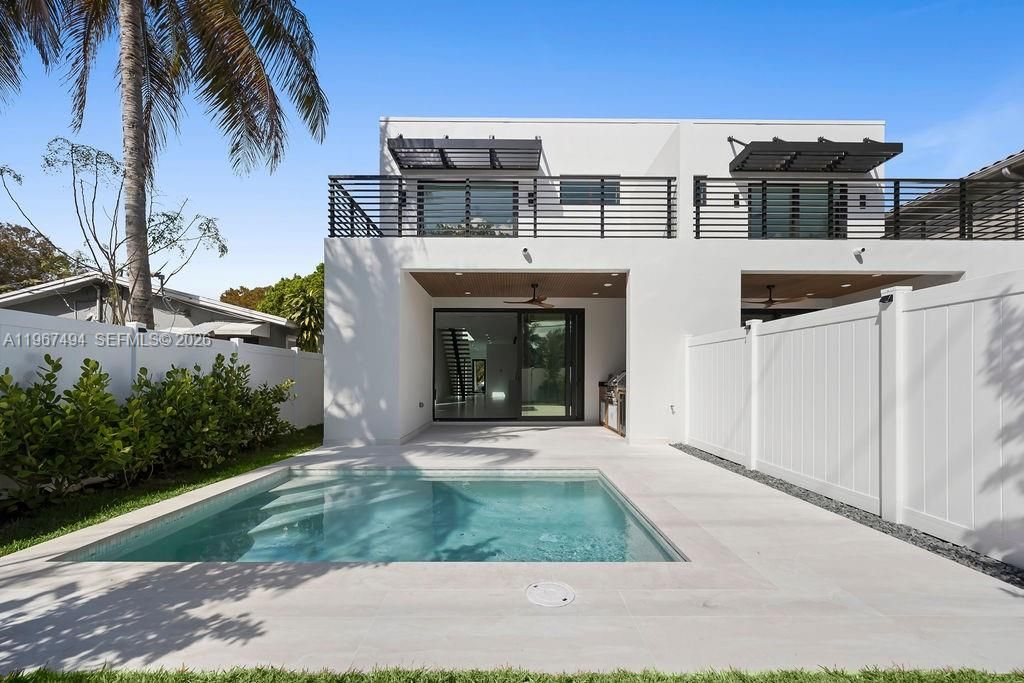 Под контрактом: $1,269,000 (4 спален, 3 ванн, 2527 Квадратных фут)