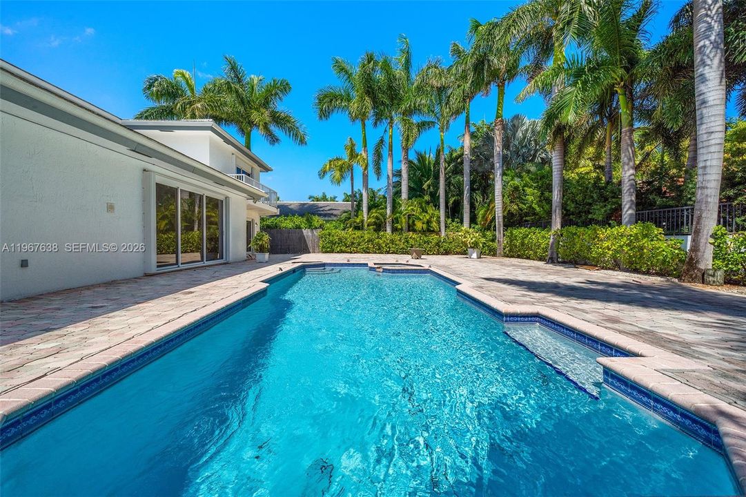 Active With Contract: $4,995,000 (5 beds, 4 baths, 3674 Square Feet)