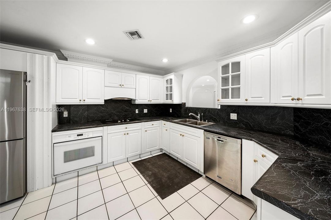 Active With Contract: $4,995,000 (5 beds, 4 baths, 3674 Square Feet)