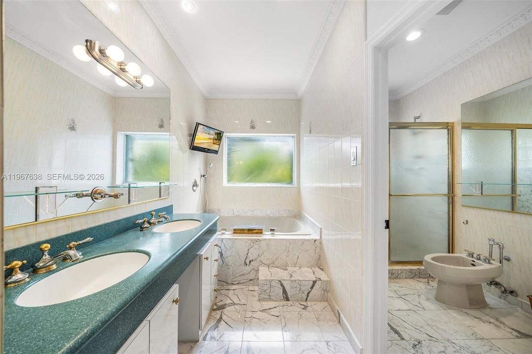 Active With Contract: $4,995,000 (5 beds, 4 baths, 3674 Square Feet)