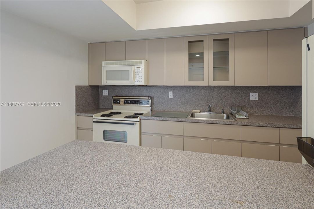 For Sale: $310,000 (2 beds, 2 baths, 1154 Square Feet)