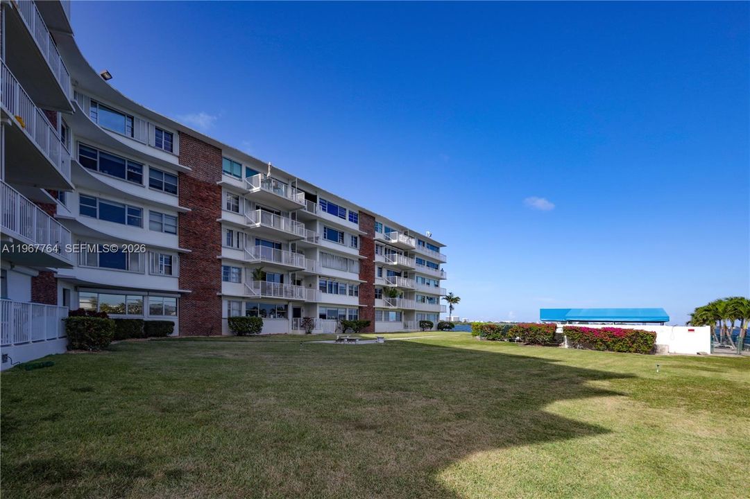 For Sale: $310,000 (2 beds, 2 baths, 1154 Square Feet)