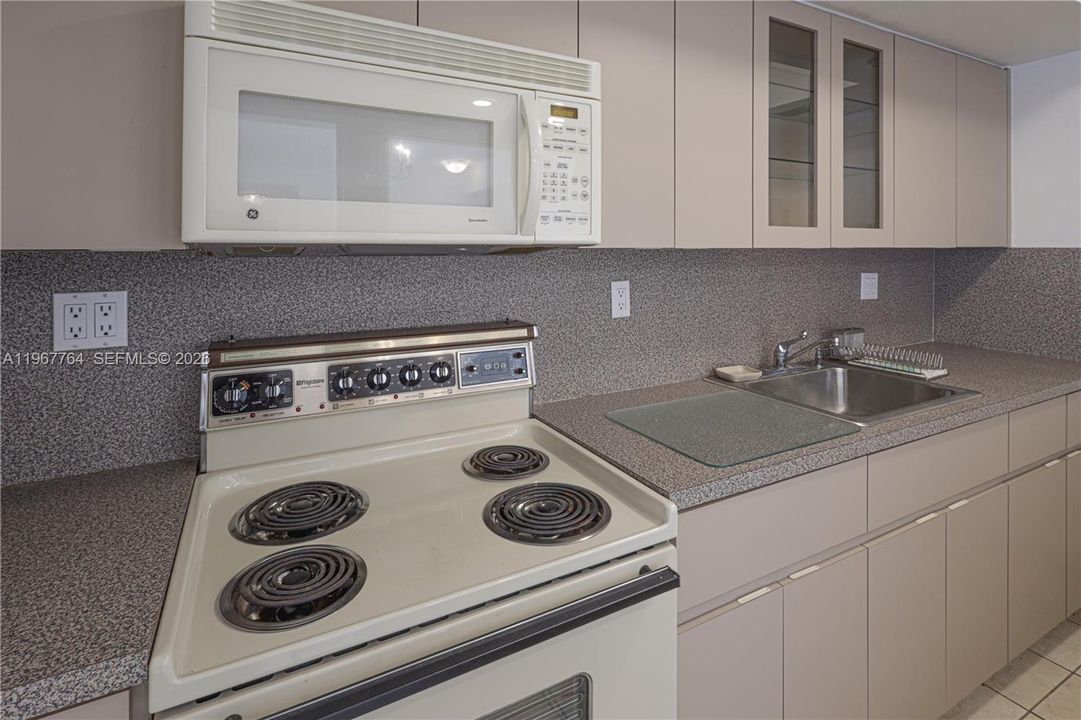 For Sale: $310,000 (2 beds, 2 baths, 1154 Square Feet)