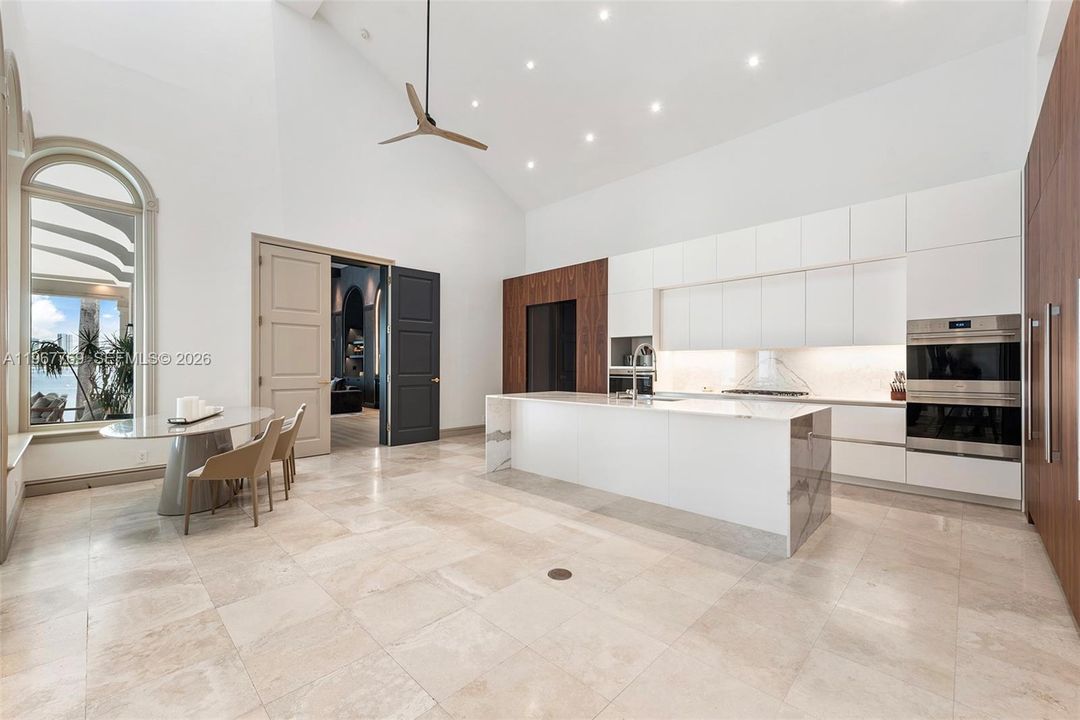 В аренду: $85,000 (5 спален, 5 ванн, 6090 Квадратных фут)