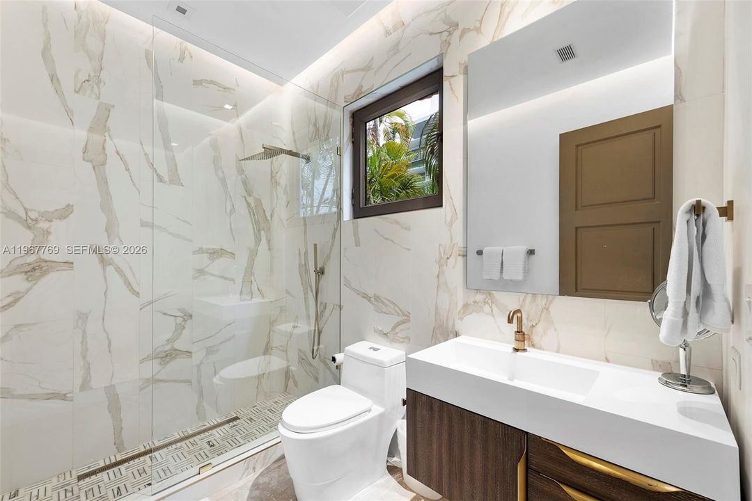 В аренду: $85,000 (5 спален, 5 ванн, 6090 Квадратных фут)