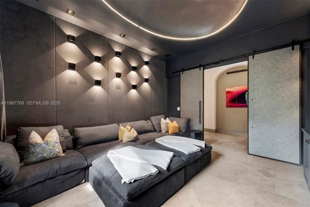 В аренду: $85,000 (5 спален, 5 ванн, 6090 Квадратных фут)