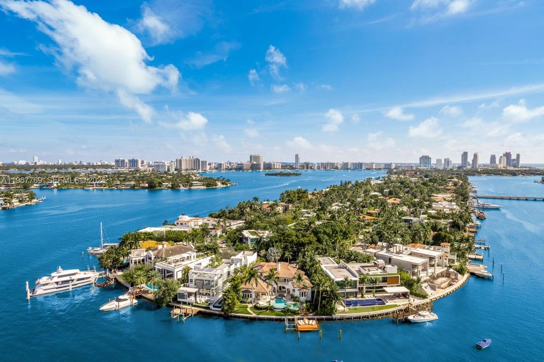 В аренду: $85,000 (5 спален, 5 ванн, 6090 Квадратных фут)