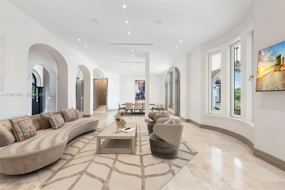 В аренду: $85,000 (5 спален, 5 ванн, 6090 Квадратных фут)