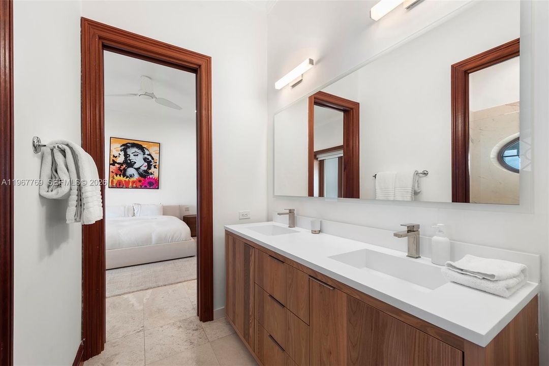 В аренду: $85,000 (5 спален, 5 ванн, 6090 Квадратных фут)