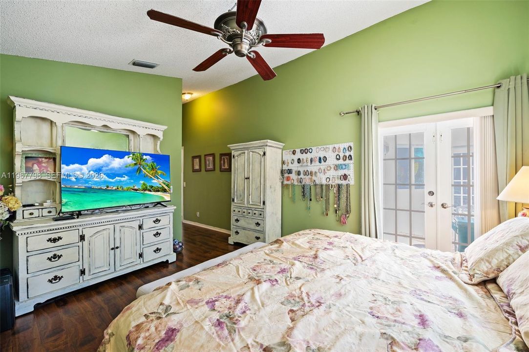 For Sale: $650,000 (3 beds, 2 baths, 1678 Square Feet)